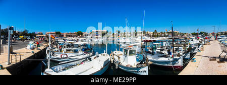 Port avec bateaux de pêche, Colonia de Sant Jordi, Majorque, Îles Baléares, Espagne Banque D'Images