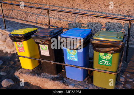 4 poubelles pour le tri, la Playa, Valle Gran Rey, La Gomera, Canary Islands, Spain Banque D'Images