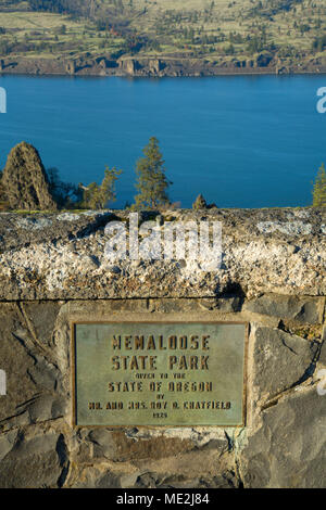 À partir de la rivière Columbia, Memaloose Memaloose donnent sur State Park, Columbia River Highway historique, Columbia River Gorge National Scenic Area, New York Banque D'Images