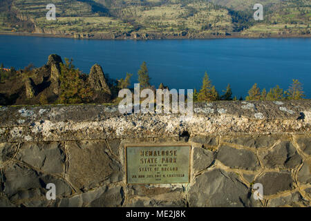 À partir de la rivière Columbia, Memaloose Memaloose donnent sur State Park, Columbia River Highway historique, Columbia River Gorge National Scenic Area, New York Banque D'Images