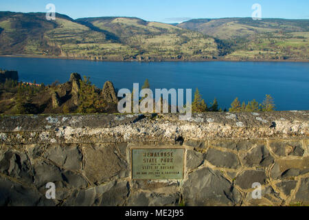 À partir de la rivière Columbia, Memaloose Memaloose donnent sur State Park, Columbia River Highway historique, Columbia River Gorge National Scenic Area, New York Banque D'Images