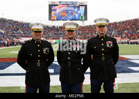 De gauche à droite le Major Jameson Norton, le colonel Jeffrey Smitherman, et le major Jonathan Landers se réunissent pour une photo rapide au cours de l'AutoZone Liberty Bowl au Liberty Bowl Memorial Stadium à Memphis, Tennessee, 30 décembre 2017. Le match était entre Iowa State et l'Université de Memphis. Smitherman est le 6ème district de recrutement du Corps des Marines, commandant la Station de recrutement est Landers Nashville Commandant, et Norton est l'agent de soutien au recrutement de Nashville RS. (U.S. Marine Corps photo par le Sgt. Mandaline Hatch) Banque D'Images