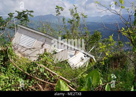 L'ouragan Maria était un ouragan atlantique de catégorie 5 qui a touché terre à Porto Rico en septembre 2017 et a causé d'importants dommages aux infrastructures. L'image d'archive documente une maison détruite par un glissement de terrain à Utuado, Porto Rico, le 15 décembre 2017, dans le cadre des efforts fédéraux de documentation sur les catastrophes. Le tirage photographique historique enregistre l'impact de la défaillance du terrain sur les propriétés résidentielles. Banque D'Images