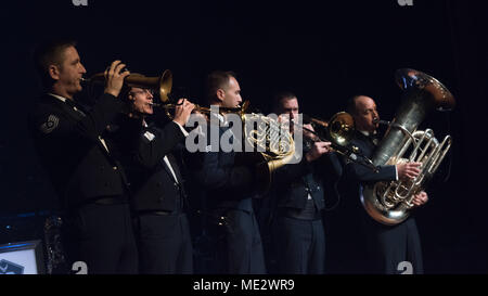 Offutt Brass joue pendant un Heartland of America Band Concert à Glenwood High School à Glenwood, Iowa, le 10 décembre 2017. Le concert a été une partie d'une série sympa que l'orchestre a joué dans la communauté entourant Offutt Air Force Base. (U.S Air Force photo de l'Aviateur Senior Skovo Jacob) Banque D'Images