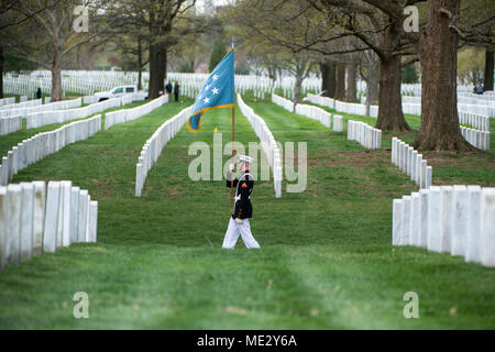 Une couleur personnelle à partir de la Caserne de marine au porteur, Washington, D.C. (8e et I) porte le drapeau de la médaille d'honneur lors de l'honneur de funérailles Le colonel du Corps des Marines américain Wesley Fox dans l'article 55 de cimetière National d'Arlington, Arlington, Virginie, le 17 avril 2018. À l'enrôlement dans le Corps des Marines en 1950 à l'âge de 18 ans, Fox a reçu la médaille d'honneur en 1971 pour avoir réussi à mener son entreprise grâce à une attaque de l'ennemi pendant la guerre du Vietnam. En tant que premier lieutenant, il a dirigé une entreprise en qui souffrent de pertes de 75  % au cours d'une opération de trois mois. L'unité, la Compagnie A, 9ème Marines, a été Banque D'Images