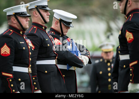 La caserne des marines (Marine, Washington, D.C. (8e et I) plier le drapeau américain lors de l'honneur de funérailles Le colonel du Corps des Marines américain Wesley Fox dans la section 55 du Cimetière National d'Arlington, Arlington, Virginie, le 17 avril 2018. À l'enrôlement dans le Corps des Marines en 1950 à l'âge de 18 ans, Fox a reçu la médaille d'honneur en 1971 pour avoir réussi à mener son entreprise grâce à une attaque de l'ennemi pendant la guerre du Vietnam. En tant que premier lieutenant, il a dirigé une entreprise en qui souffrent de pertes de 75  % au cours d'une opération de trois mois. L'unité, la Compagnie A, 9ème Marines, a été parmi les troupes combattre Banque D'Images