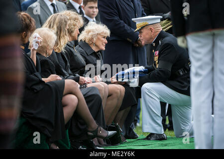 Commandant du Corps des Marines des États-Unis Le général Robert B. Neller présente le drapeau américain à Dottie Lu Fox lors du tous les honneurs funérailles de son mari, le colonel du Corps des Marines américain Wesley Fox, à l'article 55 du Cimetière National d'Arlington, Arlington, Virginie, le 17 avril 2018. À l'enrôlement dans le Corps des Marines en 1950 à l'âge de 18 ans, Fox a reçu la médaille d'honneur en 1971 pour avoir réussi à mener son entreprise grâce à une attaque de l'ennemi pendant la guerre du Vietnam. En tant que premier lieutenant, il a dirigé une entreprise en qui souffrent de pertes de 75  % au cours d'une opération de trois mois. L'unité, la Compagnie A, 9ème Marines, Banque D'Images