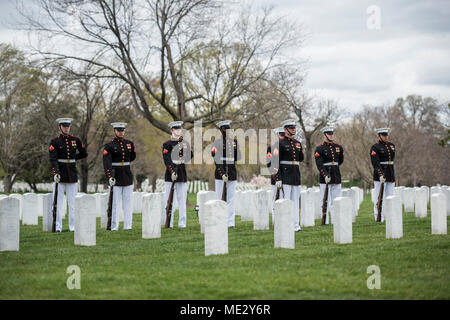 Le tirant parti de la caserne de la Marine, Washington, D.C. (8e et I)participe à l'honneur de funérailles Le colonel du Corps des Marines américain Wesley Fox dans la section 55 du Cimetière National d'Arlington, Arlington, Virginie, le 17 avril 2018. À l'enrôlement dans le Corps des Marines en 1950 à l'âge de 18 ans, Fox a reçu la médaille d'honneur en 1971 pour avoir réussi à mener son entreprise grâce à une attaque de l'ennemi pendant la guerre du Vietnam. En tant que premier lieutenant, il a dirigé une entreprise en qui souffrent de pertes de 75  % au cours d'une opération de trois mois. L'unité, la Compagnie A, 9ème Marines, a été parmi les troupes combattant à l'Op Banque D'Images