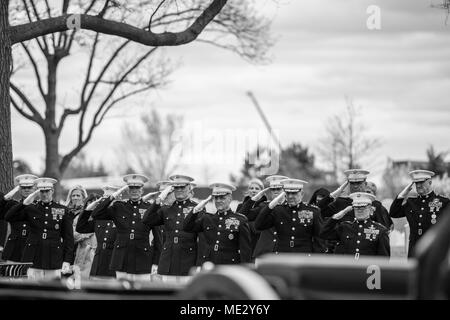 Rendre les honneurs au cours de marines tous les honneurs funérailles du colonel du Corps des Marines américain Wesley Fox dans la section 55 du Cimetière National d'Arlington, Arlington, Virginie, le 17 avril 2018. À l'enrôlement dans le Corps des Marines en 1950 à l'âge de 18 ans, Fox a reçu la médaille d'honneur en 1971 pour avoir réussi à mener son entreprise grâce à une attaque de l'ennemi pendant la guerre du Vietnam. En tant que premier lieutenant, il a dirigé une entreprise en qui souffrent de pertes de 75  % au cours d'une opération de trois mois. L'unité, la Compagnie A, 9ème Marines, a été parmi les troupes combattant en opération Dewey Canyon, la dernière grande offensive maritime duri Banque D'Images