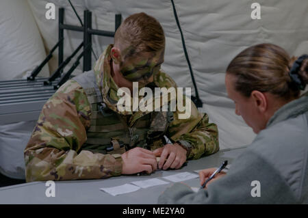 Le sergent Thomas Crump, de la 327e compagnie de produits chimiques, 76e de l'intervention opérationnelle commande, identifie les caractéristiques du relief au cours d'un test de lecture de carte à l'Command-Level 2018 Grand Concours meilleur guerrier à la zone d'entraînement des Forces de réserve Devens dans le Massachusetts, le 17 avril 2018. C'était l'une des nombreuses tâches Crump a fait face tout au long de la compétition pour prouver qu'il peut être le meilleur guerrier. (U.S. Réserve de l'armée photo de Pvt. Hunter E. Eastman) (Photo édité pour l'effet.) Banque D'Images