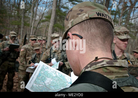 Lane spécialiste Watts, 702e, 412e compagnie du génie Ingénieur Théâtre commande, et 17 autres concurrents de l'Command-Level 2018 Grand Concours meilleur guerrier examiner les cartes de la navigation terrestre avancé Cours de formation auprès de la zone d'entraînement des Forces de réserve Devens dans le Massachusetts le 17 avril 2018. Les soldats de la 412e commande Ingénieur Théâtre (TEC), 416E TEC, 76e de l'intervention opérationnelle commande, et la 99e Division Préparation participent à la compétition et en lice pour le titre de meilleur guerrier pour leurs commandements respectifs et d'un poinçon leur ticket pour la réserve de l'armée américaine Compe Banque D'Images