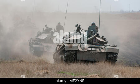 TR-85 roumain les tanks de 1ère compagnie, 284e Bataillon, Galati, Roumanie, manoeuvrer dans une colonne unique, au cours de la Justice blanche, un accord bilatéral États-Unis-roumain exercice de tir réel le 17 avril 2018 à Smardan Domaine de formation, à Galati, Roumanie. L'exercice a été la pierre de faîte pour la formation et le partenariat entre le 1er Bataillon, 18e Régiment d'infanterie, 2e Brigade blindée, l'équipe de combat de la 1ère Division d'infanterie, de Fort Riley, Kansas, et la 282e Brigade d'infanterie mécanisée, Galati, Roumanie. (U.S. Photo de l'armée par le sergent. Matthieu Keeler / 22e Détachement des affaires publiques mobiles) Banque D'Images