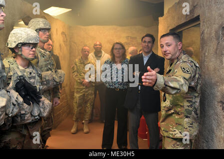 L'honorable Mark T. Esper, secrétaire de l'armée, des entretiens avec les soldats au 232ème bataillon médical à la fin de sa visite guidée de la 68W AIT (Advanced) Formation individuelle pour le Combat Medic programme a tenu à Joint Base San Antonio, TX, le 17 avril 2018. Le 232e Bataillon Médical a pour mission de former et de diplômés très motivés, disciplinés et en bonne forme physique, technique et tactique soldat compétent avec un esprit guerrier infirmiers qui vivent par l'Armée de valeurs. L'assistant médical de combat 68 W Spécialiste est principalement responsable de fournir des soins médicaux d'urgence au point de blessures sur Banque D'Images