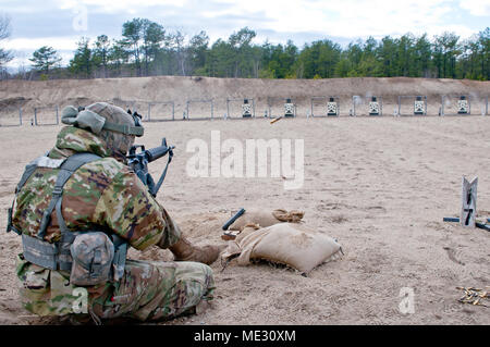 Le sergent Thomas Crump, 327e compagnie de produits chimiques, 76e de l'intervention opérationnelle (ORC) de forêt son fusil M16A2 à une cible de 25 mètres carabine au cours de qualification au secteur d'entraînement des Forces de réserve Devens le 18 avril 2018. Crump est en compétition dans la commande principale niveau Concours meilleur guerrier avec des soldats du 76e, 412e Ingénieur ORC Théâtre Commande (TEC), 416e et 99e Division TEC de préparation. Dix-huit soldats sont en lice pour l'honneur de représenter leur commandement comme meilleur guerrier dans la réserve de l'armée américaine 2018 Concours meilleur guerrier prévu pour l'été 2018. Banque D'Images