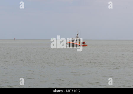 Port de la Garde côtière de O'Connor les équipes de réponse Boat-Medium de faire respecter une zone de sécurité autour d'un navire qui a pris feu après avoir heurté un pipeline de gaz tout en menant des opérations de dragage d'environ deux milles de Port O'Connor, Texas, le 18 avril 2018. Un commandement unifié composé de membres de la Garde côtière, Texas Land Office Général et RLB Contracting Inc., a été créé pour répondre à l'incendie des bâtiments et des pipelines. U.S. Coast Guard photo de Maître de 1re classe Kelly Parker. Banque D'Images