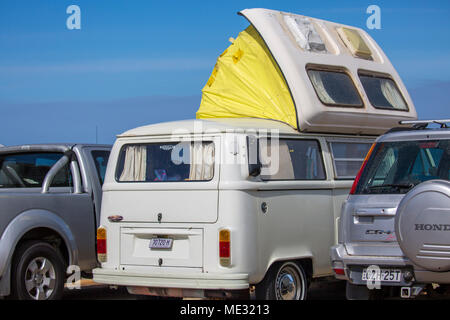 Volkswagen combi VW camper van avec le toit ouvert jusqu'à une plage de Sydney, Australie Banque D'Images