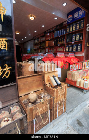 Qingyan , Chine - Mars 25, 2018 : le célèbre magasin de vente d'alcool dans le sorgho Maotai Qingyan ville ancienne dans la province de Guizhou, Chine Banque D'Images