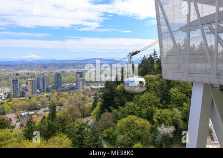 Portland Aerial Tram (Tram OHSU) entre le quartier du front sud de la ville et de la principale Oregon Health & Science University (OHSU) campus Banque D'Images