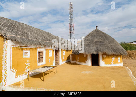 Village près de désert de Thar du Rajasthan Jaisalmer Inde avec des huttes de boue et de chaume, murs peints. Banque D'Images