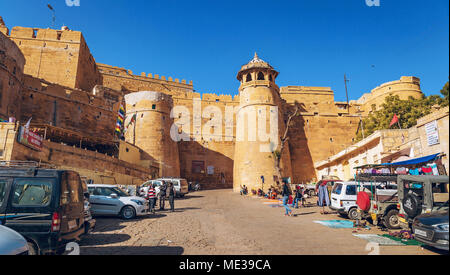Fort de Jaisalmer entrée arrière vue depuis la route de la ville avec des véhicules de tourisme et les fournisseurs. Le Rajasthan en Inde. Banque D'Images