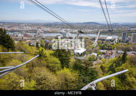 Portland Aerial Tram (Tram OHSU) entre le quartier du front sud de la ville et de la principale Oregon Health & Science University (OHSU) campus Banque D'Images