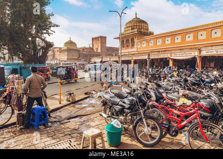 Jaipur city market salon avec bâtiments de couleur rose, le trafic routier de la ville et vue sur deux roues. Photo shot à Jaipur, Rajasthan, Inde. Banque D'Images