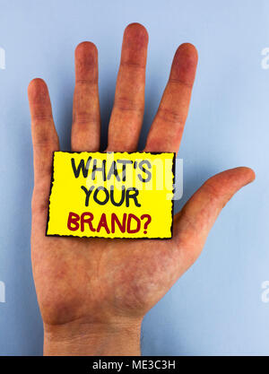 Texte visible Quelle est votre question de marque. Définir la photo conceptuelle marque individuelle Identifier les écrits de l'entreprise Post-it jaune placé les Han Banque D'Images