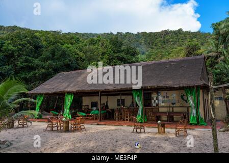 Happa Garden Resort avec les employés derrière le bar et les touristes assis sur les fauteuils en bambou. Sunset Beach. Koh Rong Samloem, au Cambodge. 15 novembre 201 Banque D'Images