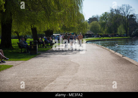 Les gens qui marchent le long de la rivière Avon sur une journée ensoleillée à Stratford upon Avon, Warwickshire, Angleterre Banque D'Images