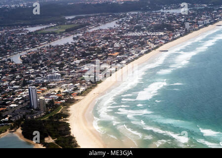 Vue aérienne de la plage et surf le long de la Gold Coast en Australie Banque D'Images