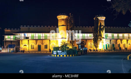 Prison cellulaire historique à Port Blair Inde Andaman dans l'éclairage de nuit. Banque D'Images