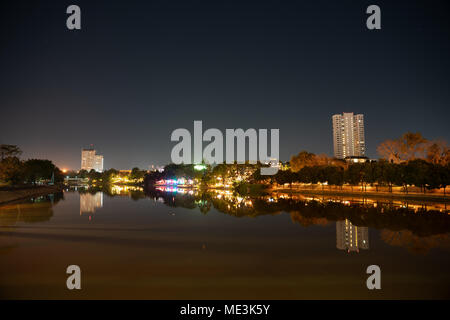 CHIANG MAI THAILAND - janvier 29, 2018 ; scène de nuit éclairé de nuit de la ville de Riverside Banque D'Images