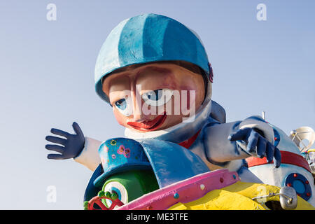 Astronaute des vagues de pamaché à la foule lors d'un défilé de carnaval Banque D'Images