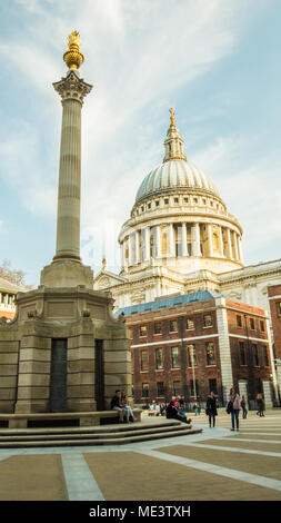 La Cathédrale St Paul, vu de Paternoster Square, Londres. Banque D'Images