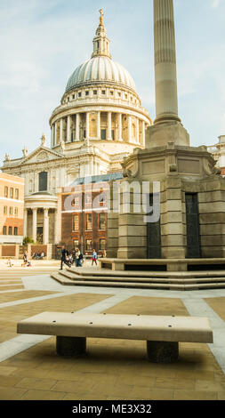 La Cathédrale St Paul, vu de Paternoster Square, Londres. Banque D'Images