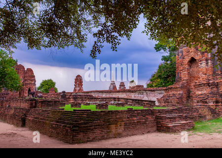 Vieux mur de briques à ayuthaya site du patrimoine mondial de l'Unesco de la Thaïlande centrale Banque D'Images