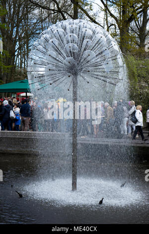 Lisse, Pays-Bas - 17 avril : Le Keukenhoff Tulip Gardens le 17 avril 2016. Les touristes se rassemblent près de la fontaine d'eau un jour d'été Banque D'Images