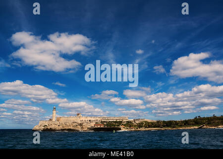 La Havane, Cuba - 11 décembre 2017 : Morro Castle et son phare avec des nuages dans le ciel bleu Banque D'Images