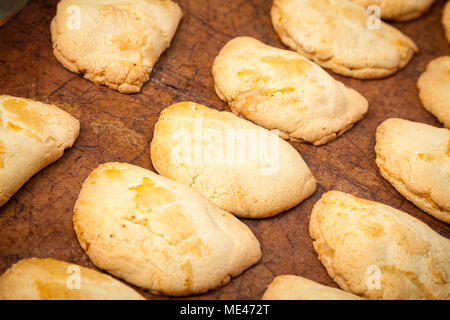 Close-up of fresh de délicieux petits pains fraîchement cuits en purée avec caillé dans les lignes droites Banque D'Images