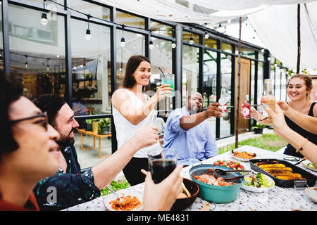 Groupe d'amis divers profitant de l'été partie en même temps Banque D'Images