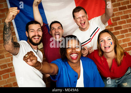Les amis de la coupe du monde d'encouragement avec drapeau peint Banque D'Images