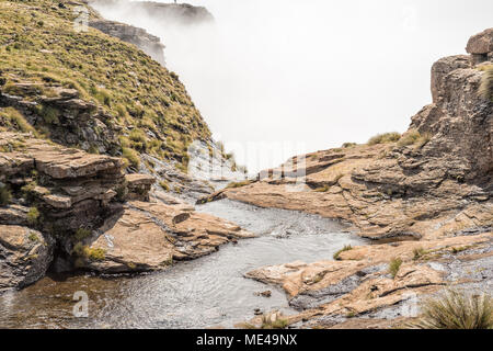 Tugela Falls, la deuxième plus haute chute d'eau sur terre. La rivière Tugela plonge 948 m du haut de l'Amphithéâtre dans le Drakensberg Banque D'Images