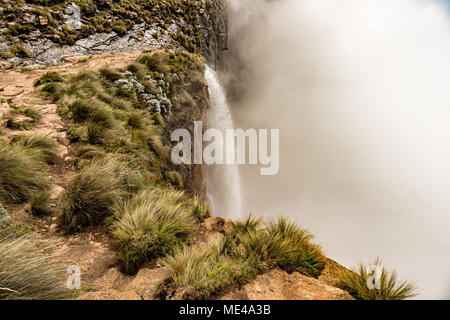 Tugela Falls, la deuxième plus haute chute d'eau sur terre. La rivière Tugela plonge 948 m en 5 étapes à partir du haut de l'Amphithéâtre dans le Drakensberg Banque D'Images