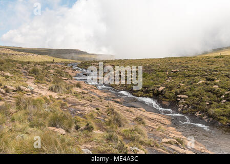 La rivière Tugela, juste avant qu'il y plonge 948 m du haut de l'Amphithéâtre dans le Drakensberg. La Tugela Falls, la deuxième plus haute chute d'eau Banque D'Images