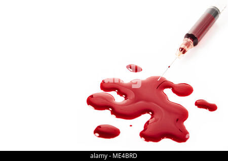 Des gouttes de sang et des seringues isolé sur un fond blanc. Banque D'Images