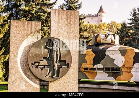 Réplique du train blindé Hurban avec sculpture situé près de Castle dans la ville de Zvolen, Slovaquie. World War II Memorial. Filtre photo jaune. Banque D'Images