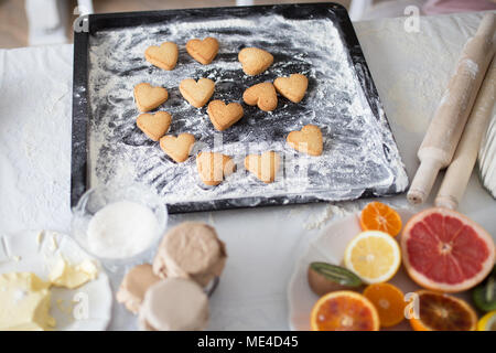 Les cookies dans la forme des coeurs sur une plaque de cuisson Banque D'Images