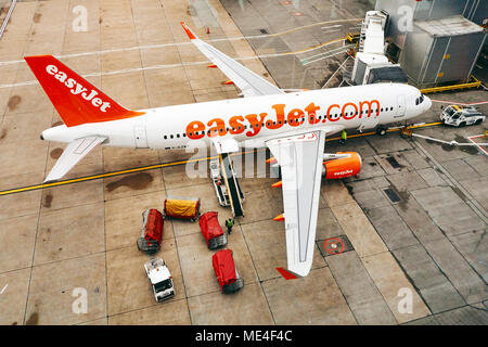 Un Easy Jet avion de passagers amarré à un stand de l'aéroport. Banque D'Images