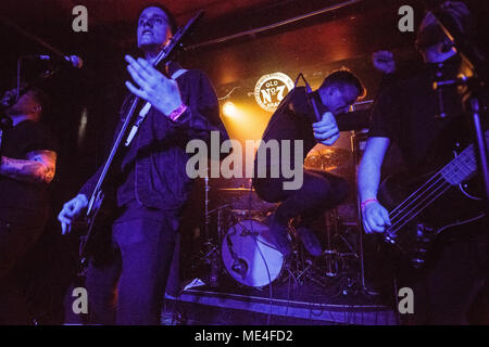 Pays-bas, Tilburg - Avril 19, 2018. Le groupe de metal islandais Une Misere effectue un concert live au cours de la Dutch music festival Roadburn Festival 2018 à Tilburg. Ici le chanteur Jon est vu sur scène. (Photo crédit : Gonzales Photo - Petet Troest). Banque D'Images