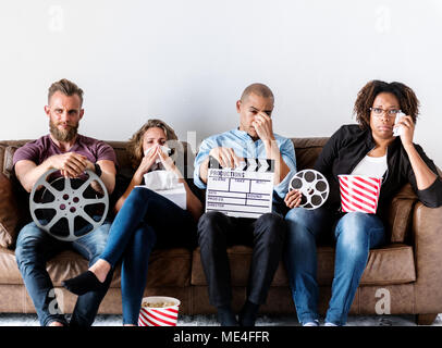 Groupe d'amis à regarder un film dramatique Banque D'Images